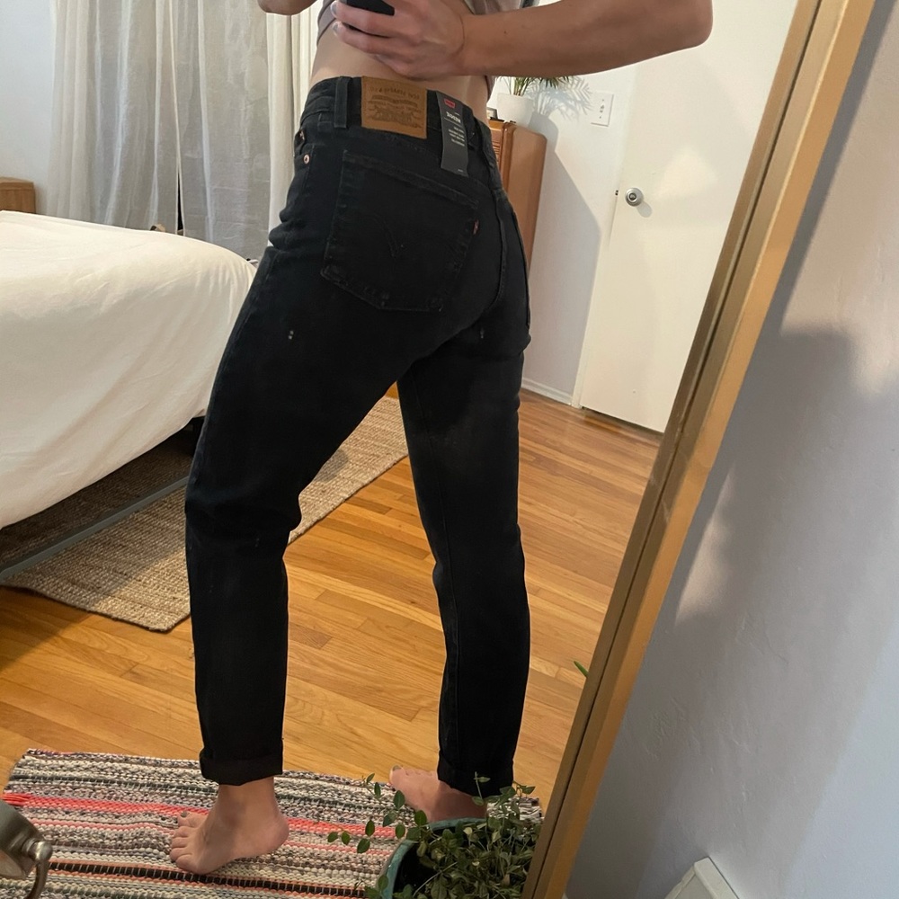 black wedgie levi jeans